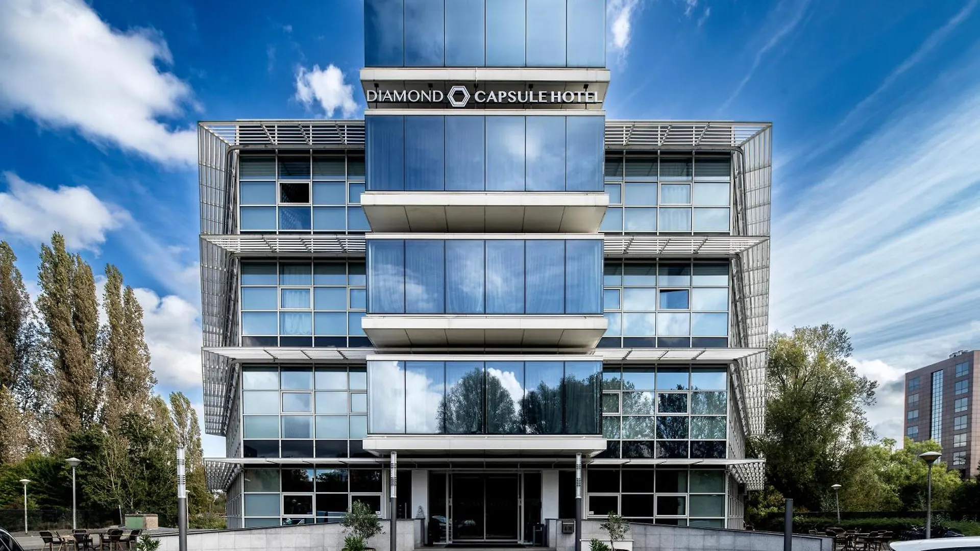 Diamond Capsule Hotel Amsterdam South contacts