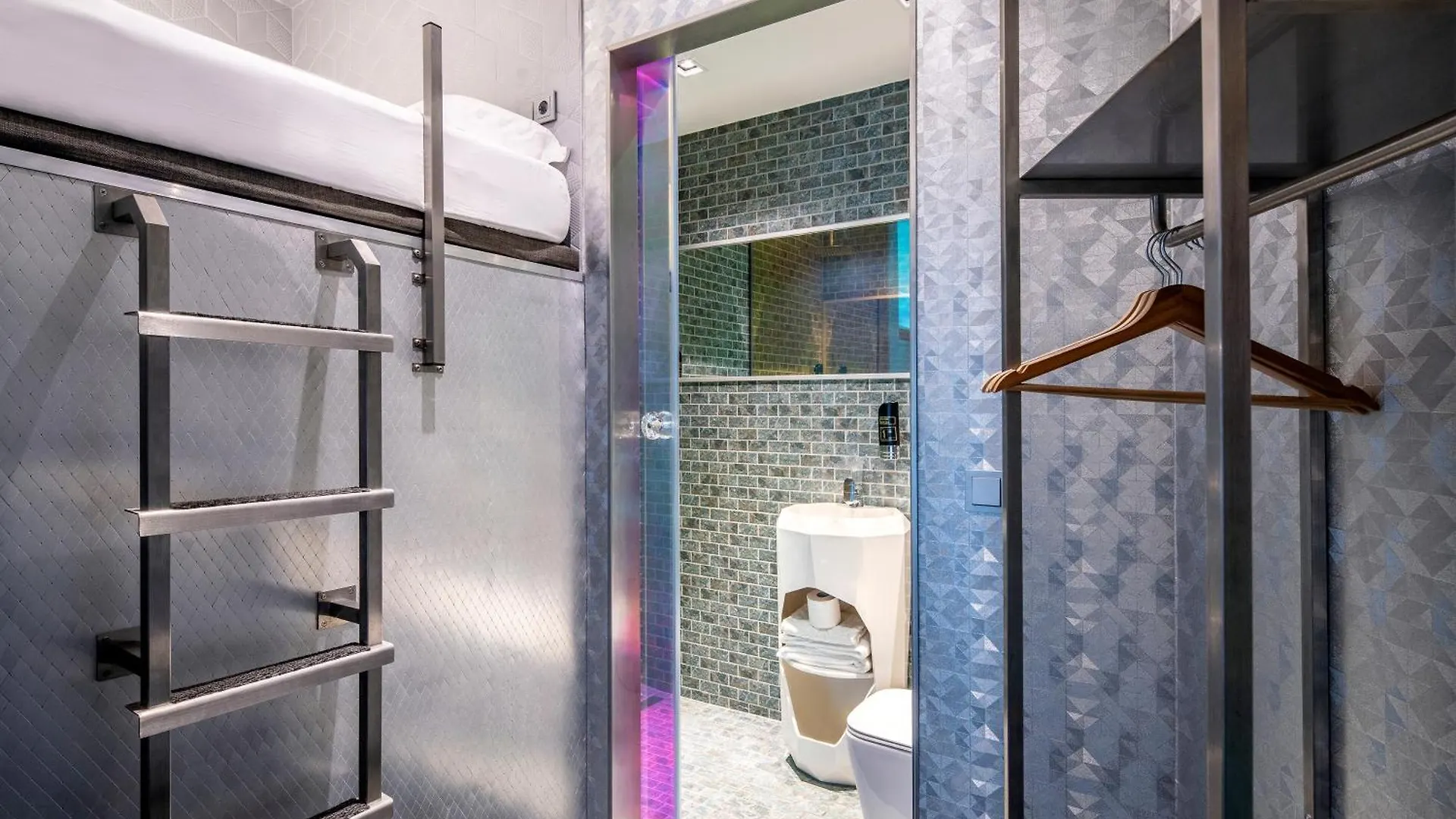 Diamond Capsule Hotel Amsterdam South Amstelveen 2*,  Netherlands